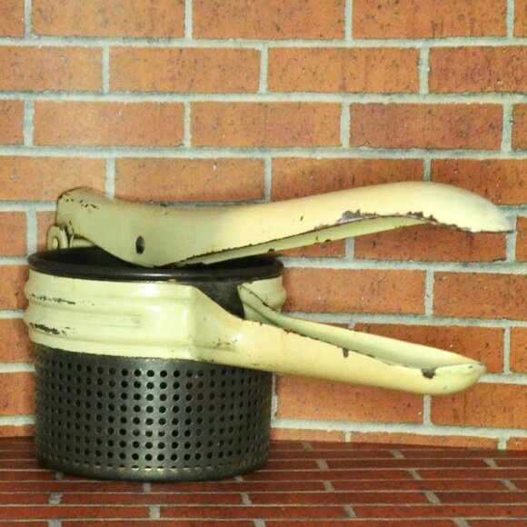 Vintage Potatoe Ricer MCM Kitchen Tools Decor Cooking Food Prep - Picture 1 of 6
